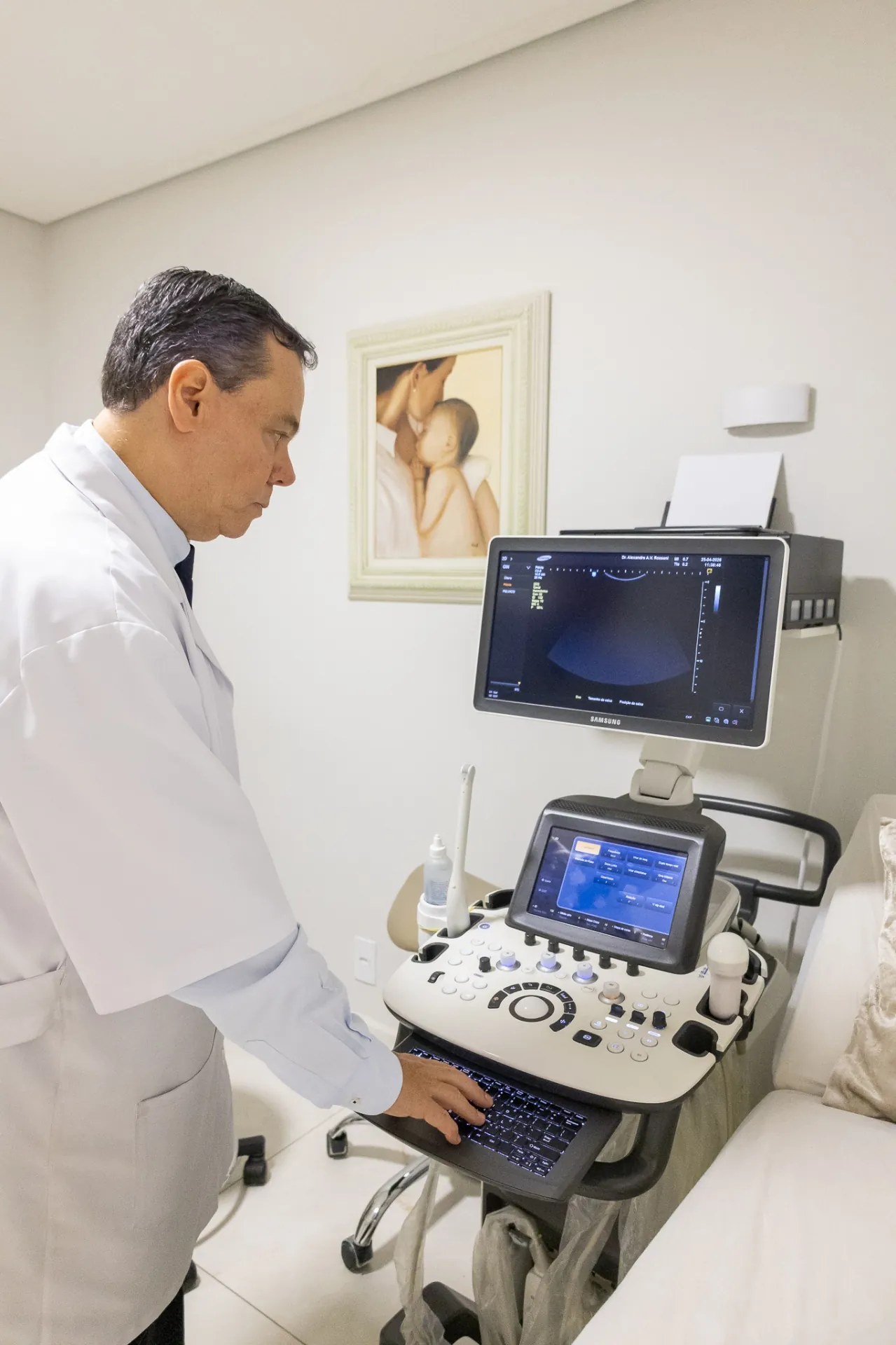 Dr. Alexandre realizando ultrassonografia